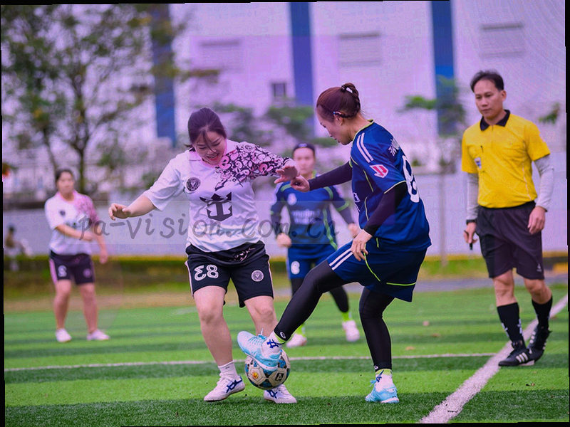 电脑、平板与手机轮廓以青色光边勾勒并互相连接